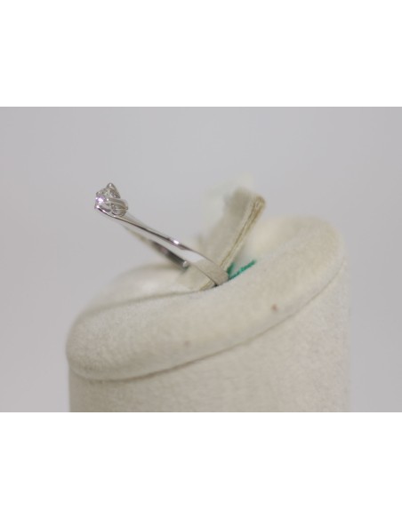 Acquista Anello in oro bianco 18Kt solitario con diamanti naturali ...